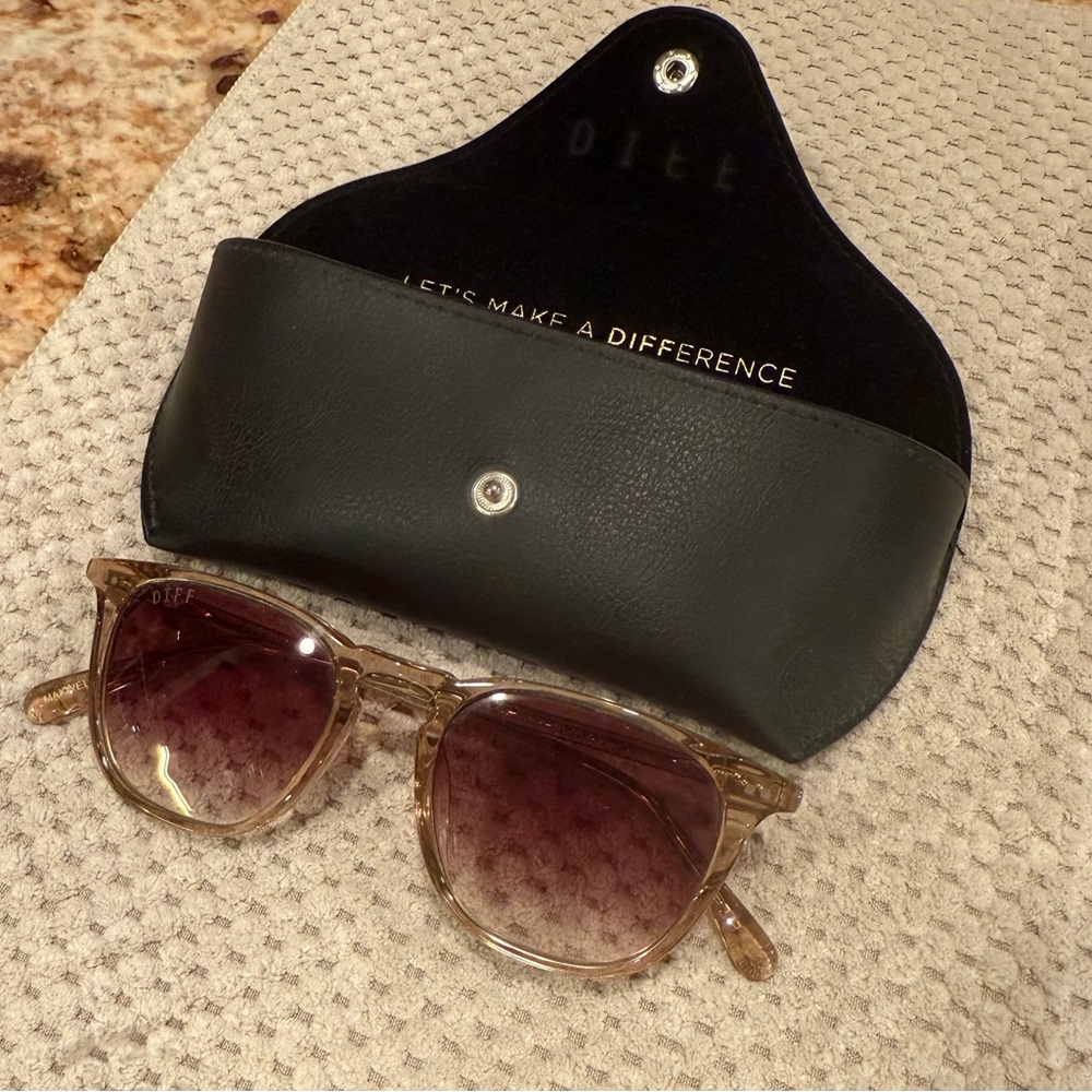 Diff Eyewear Translucent Amber/Crystal Frame Sung… - image 1